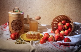 Яблоки, медовые соты и берестяной поставок