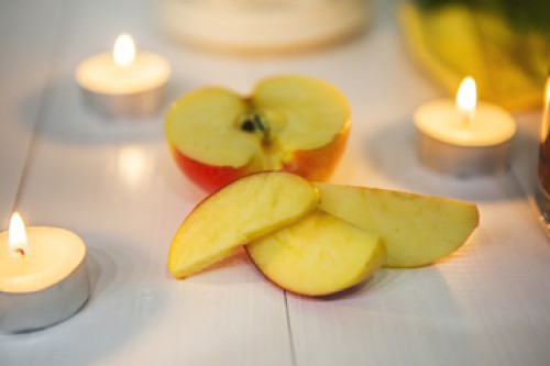 Очищение дома яблоками и свечами